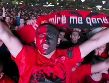 «Στα άκρα» οι ελληνο-αλβανικές σχέσεις: Κουκουλοφόροι «Τσάμηδες» με εντολή Ε.Ράμα καίνε την ελληνική σημαία (βίντεο)